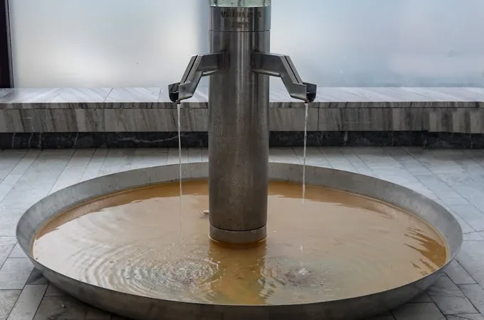 Suministro de agua de mesa y agua desionizada